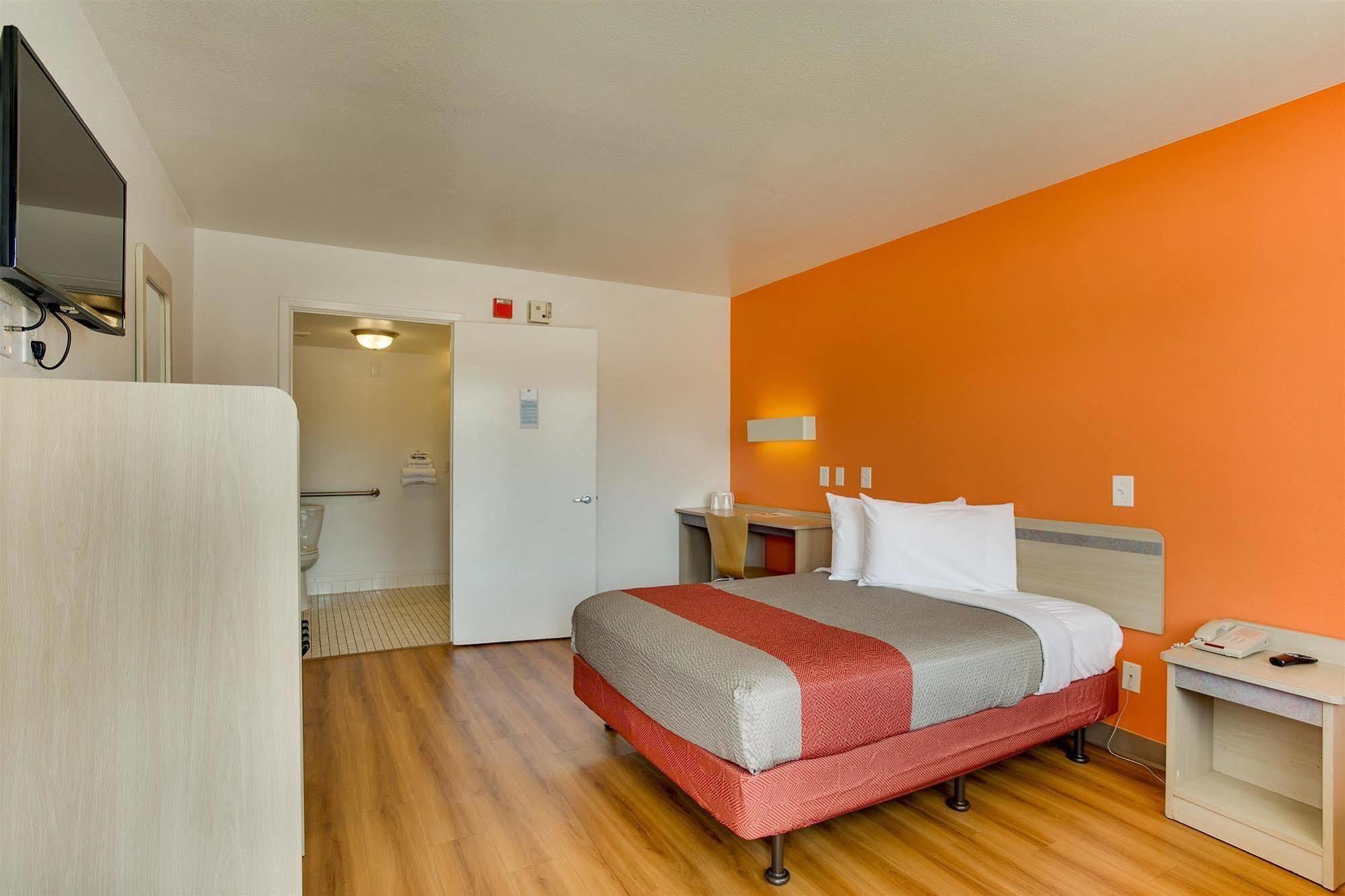 Hotel 6-albuquerque, Nm - Carlisle Albuquerque